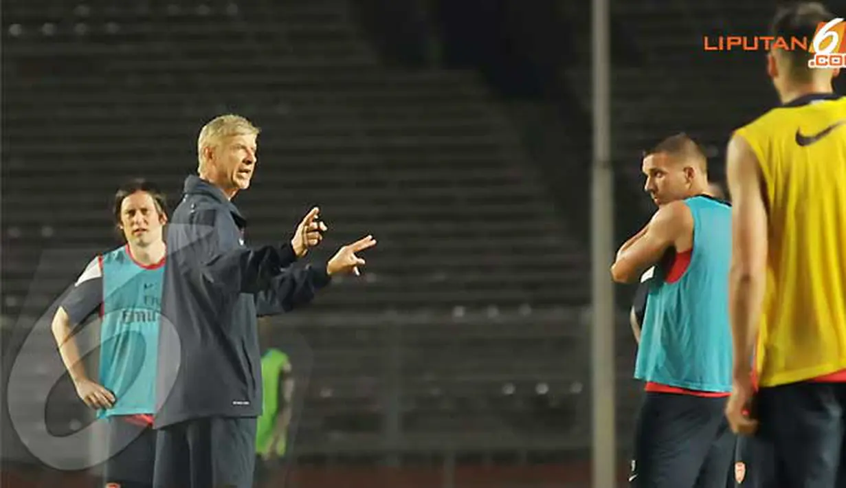 Arsene Wenger (Pelatih Arsenal) memberikan arahan pada para pemain dalam sesi latihan terbuka yang digelar di Stadion GBK Jakarta pada Sabtu 13 Juli 2013 (Liputan6.com/Helmi Fithriansyah)