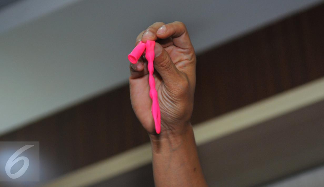 Setelah dicek oleh petugas ternyata kemasan makanan terbuat dari karet balon biasa bukan alat kontrasepsi, Jakarta, Kamis, (4/1/2016).  (Liputan6.com/Faisal R Syam)