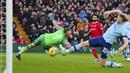 Dari sudut sempit, pemain Liverpool, Mohamed Salah, berhasil mencetak gol ke gawang Brentford pada laga pekan ke-12 Liga Inggris 2023/2024 di Stadion Anfield, Minggu (12/11/2023). (AP Photo/Jon Super)