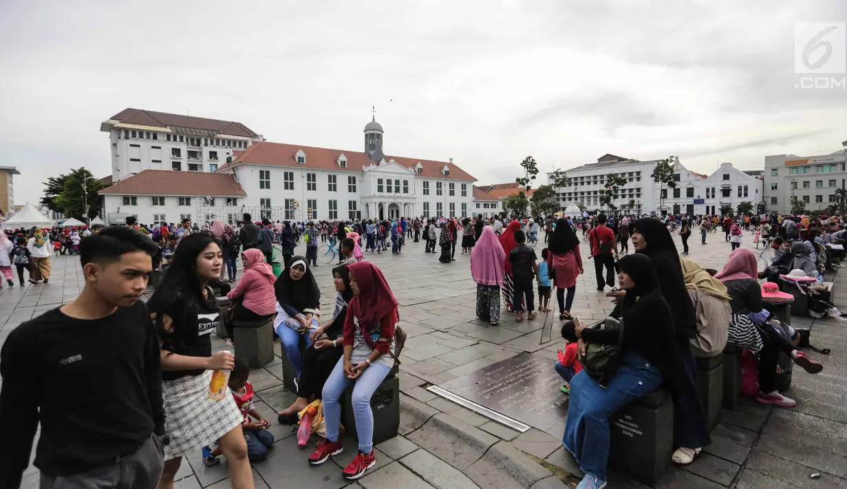 Wisatawan menikmati suasana Kawasan Kota Tua, Jakarta, Selasa (26/12). Musim libur akhir tahun sepanjang Natal dan Tahun Baru dimanfaatkan warga Jakarta untuk menyerbu berbagai tempat wisata, salah satunya kawasan Kota Tua. (Liputan6.com/Faizal Fanani)