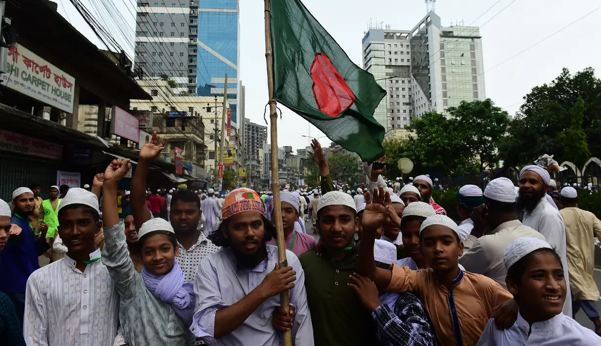 Aktivis dari sebuah kelompok Islam menggelar demonstrasi di Dhaka, Banglades, Jumat (21/4). Massa menuntut pemerintah untuk menghancurkan sebuah patung di depan Mahkamah Agung karena dianggap sebagai berhala. (AFP PHOTO / STR)