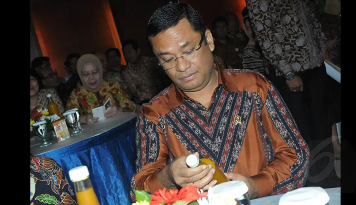 Menteri Perindustrian Saleh Husin memperhatikan salah satu jamu buatan yang disediakan saat acara minum jamu bersama di gedung Kementerian Perindustrian, Jakarta Jumat (16/1/2015). (Liputan6.com/Herman Zakharia)