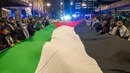 Ribuan orang berkumpul, banyak yang menyerukan gencatan senjata. Para demonstran berjalan menuju Konsulat Israel di 500 West Madison Street, dekat Pusat Transportasi Ogilvie. (Tyler Pasciak LaRiviere/Chicago Sun-Times via AP)