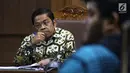 Mantan Sekjen Partai Golkar, Idrus Marham menyimak keterangan saksi saat sidang di Pengadilan Tipikor, Jakarta, Selasa (22/1). Sebelumnya, Idrus didakwa terkait dugaan suap kerja sama pembangunan PLTU Riau-1. (Liputan6com/Helmi Fithriansyah)