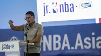 Wakil Gubernur DKI Jakarta Sandiaga Uno memberikan sambutan dalam pembukaan pelatihan pendidikan basket di GOR Ciracas, Jakarta, Rabu (24/1). (Liputan6.com/Faizal Fanani)