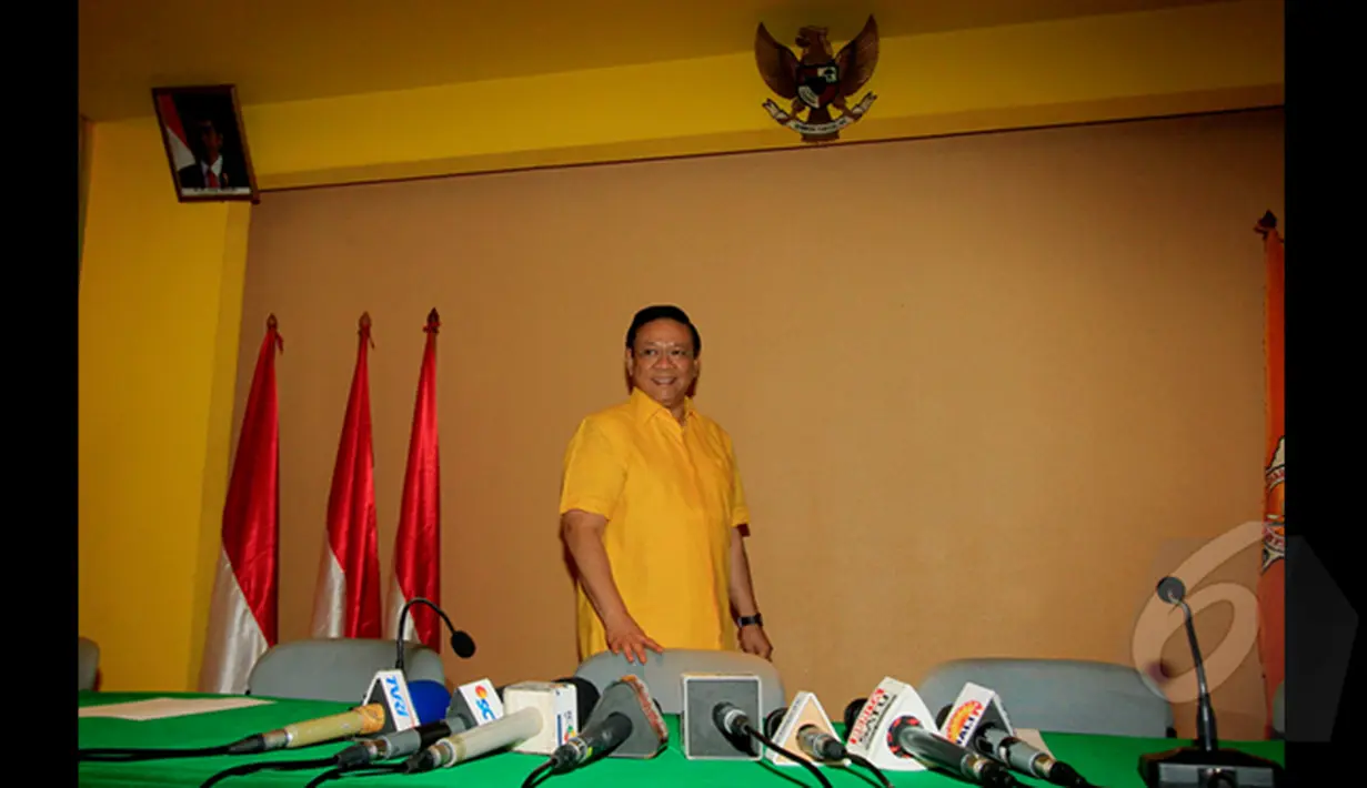 Ketua Umum Partai Golkar Versi Munas Jakarta , Agung Laksono saat bersiap melakukan konferensi pers menanggapi hasil putusan PN Jakarta Pusat di Kantor DPP Partai Golkar, Jakarta, Rabu (4/2/2015).  (Liputan6.com/Johan Tallo)