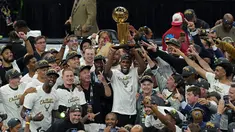 Para pemain Milwaukee Bucks merayakan dengan trofi juara setelah mengalahkan Phoenix Suns di Game 6 Final NBA bola basket di Milwaukee, Selasa (20/7/2021). Gim keenam grand final, mereka berhasil menumbangkan Phoenix Suns dengan skor 105-98, menjadikan skor akhir 4-2. (AP Photo/Paul Sansya)