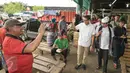 Cawagub DKI Jakarta, Sandiaga Uno dan Ustad Solmed menyapa pedagang di Pasar Induk, Kramat Jati, Jakarta, Senin (16/1). (Liputan6.com/Yoppy Renato)