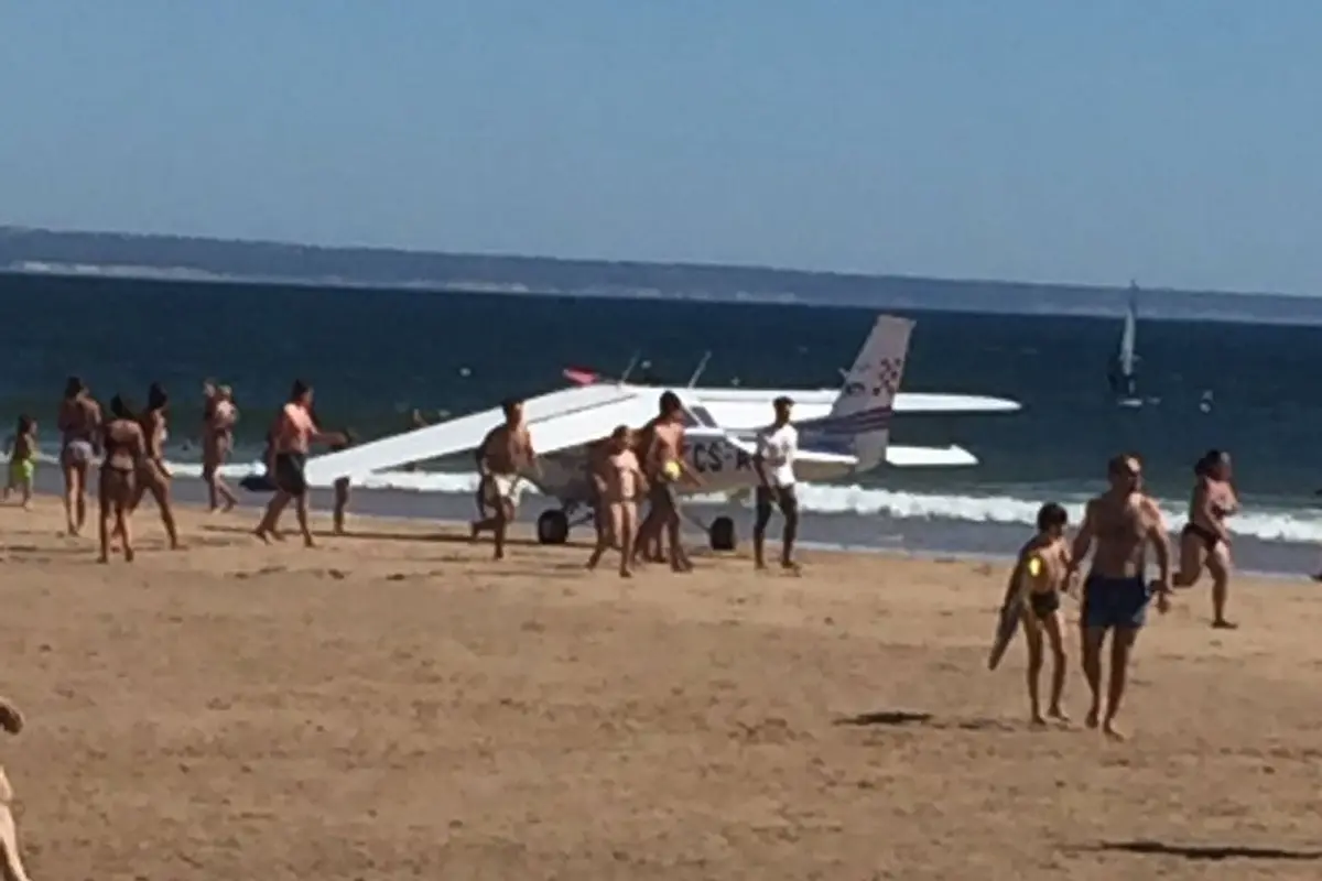Pesawat yang menabrak 2 pengunjung pantai di Portugal. (Twitter/Joao Quadros)