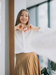 ilustrasi melakukan afirmasi positif di depan cermin/copyright freepik.com/senivpetro