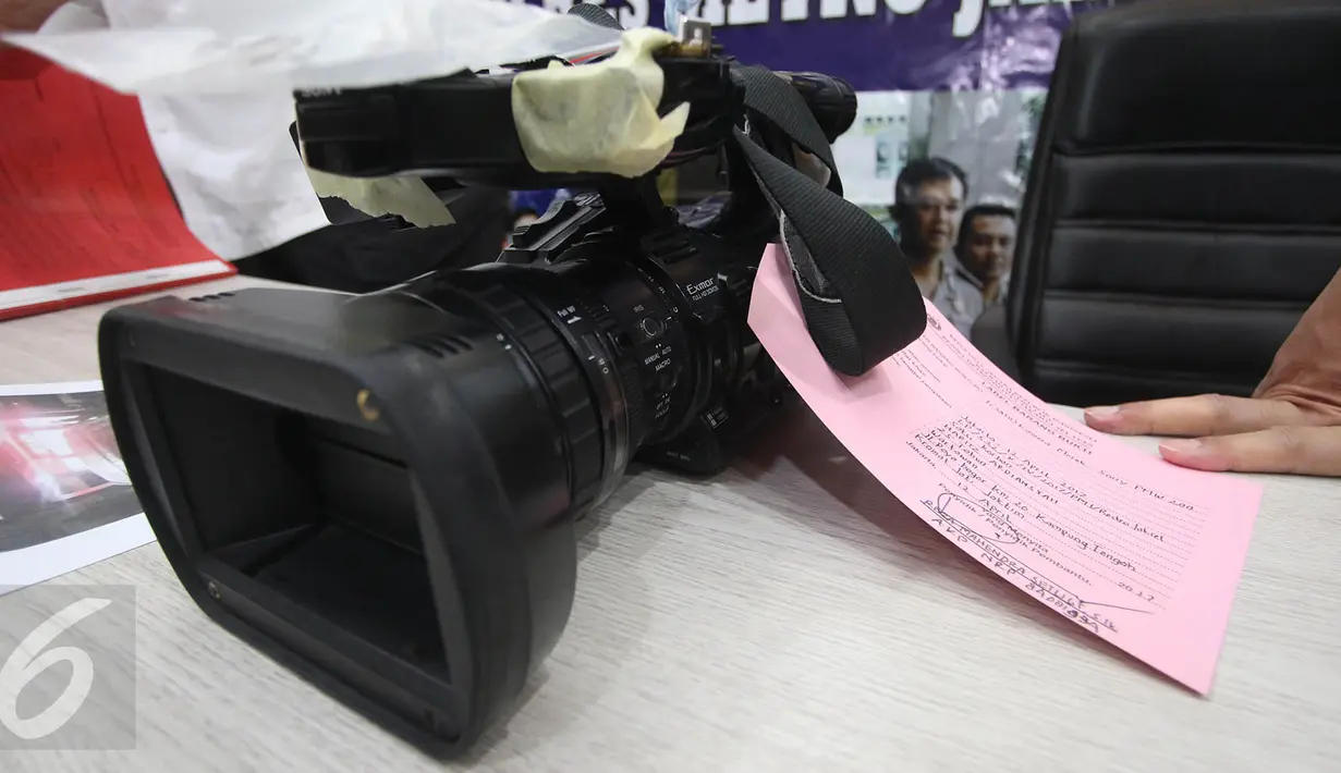 Petugas menunjukkan barang bukti kasus kekerasan terhadap jurnalis TV di Mapolres Metro Jakarta Selatan, Kamis (13/4). Pelaku, Kashira Uozumi terbukti meludahi dan memukul jurnalis NET TV saat aktivitas peliputan di Kemang (Liputan6.com/Immanuel Antonius)