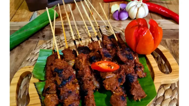 Proses memasak resep sate komoh memberikan warna merah kecokelatan yang khas pada sate Komoh karena perpaduan rempah-rempah yang digunakan.