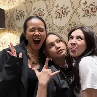 Yura Yunita tampil mengenakan blazer oversize warna hitam dipadukan inner tanktop warna senada. Melengkapi tampilannya dengan dua kalung emas. [@yurayunita]