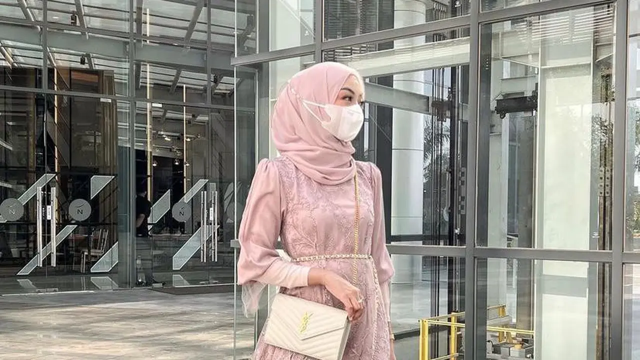 7 Model Baju Brokat Kombinasi Satin Terbaru yang Elegan untuk Hari Raya, Aghnia Punjabi-Ashanty