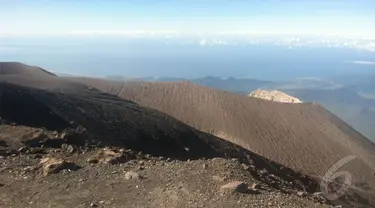 Semeru dengan puncaknya Mahameru, Gunung tertinggi di Jawa menjadi dambaan para penggiat alam bebas pendakian gunung (Liputan6.com/Andi Jatmiko).