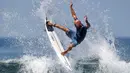 Peselancar asal AS, Kelly Slater melakukan lompatan saat kejuaraan selancar dunia bertajuk "Corona Bali Protected" di Pantai Keramas, Gianyar, Bali, Minggu (19/5/2019). Event yang diberinama Corona Bali ProTected digelar pada 13 Mei hingga 25 Mei 2019. (SONNY TUMBELAKA / AFP)