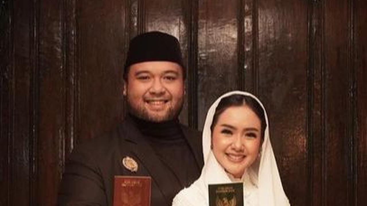 Cita Citata dan Didi Mahardika merayakan satu tahun pernikahannya dengan mengunggah potret saat keduanya menikah. Keduanya tampak memamerkan buku pernikahannya.