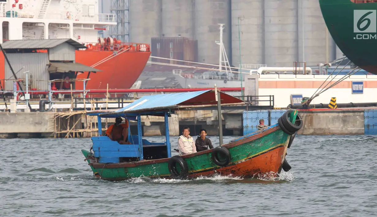 Sebuah perahu membawa penumpang di Tanjung Priok, Jakarta, Senin (17/7). Para nelayan tersebut mengandalakan penyewaan perahu bagi warga Jakarta untuk wisata dan memancing di teluk Jakarta yang berkisar Rp 800 ribu. (Liputan6.com/Angga Yuniar)