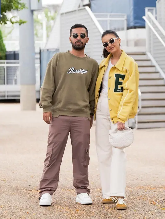 Hadir pula bersama rombongan Erigo, Raline Shah tampil serba kuning memadukan jaket berwarna kuning sebagai outer, kaos putih sebagai inner, dan basic pants warna senada dengan inner-nya. Gayanya disempurnakan dengan sneakers kuning kunyit dan handbag warna putih. (Instagram/ralineshah).