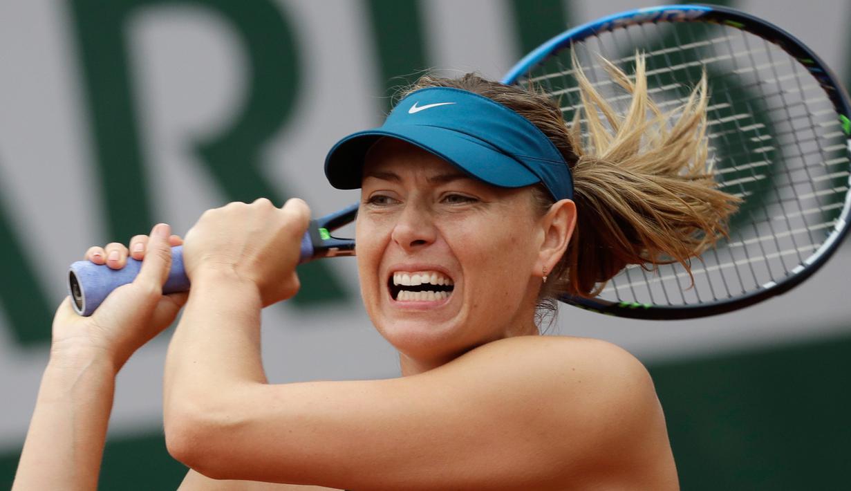Petenis Rusia, Maria Sharapova mengembalikan bola saat melawan Richel Hogenkamp dari Belanda selama babak pertama turnamen tenis Prancis  Terbuka di stadion Roland Garros, Paris, (29/5). Sharapova menang 6-1, 4-6, 6-3. (AP Photo/Alessandra Tarantino)
