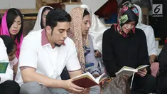 Aktris Ayu Azhari saat mengikuti tahlilan tiga hari meninggalnya Yana Zein di kawasan Pejatan, Jakarta, Senin (5/6). Ayu mengaku ikut memandikan jenazah Yana Zein jelang pemakaman. (Liputan6.com/Herman Zakharia)