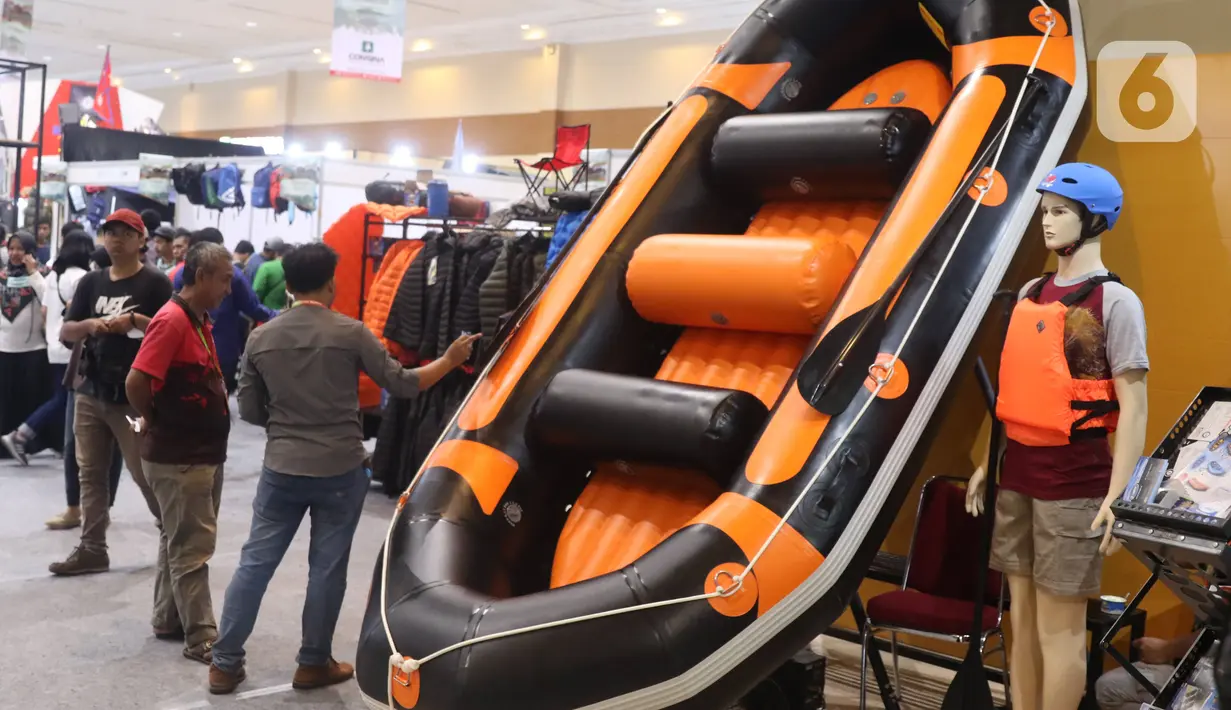 Pengunjung memadati salah satu stand produk kegiatan luar ruang pada Indonesia Outdoor Festival (Indofest) 2020 di JCC Senayan, Kamis (12/3/2020). Pameran hingga 15 Maret 2020 itu menampilkan berbagai macam produk kegiatan luar ruang dengan berbagai merek dengan diskon. (Liputan6.com/Angga Yuniar)
