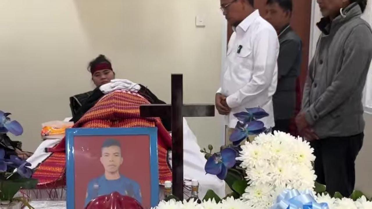 Wakil Wali Kota Depok non aktif, Imam Budi Hartono saat melayat ke petugas Damkar yang meninggal usai penanganan kebakaran.