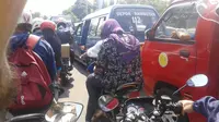 Lumrah, Pemotor Tanpa Helm di Hari Lebaran
