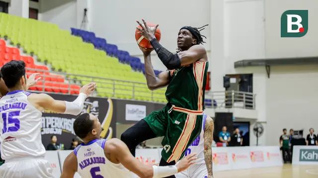 Forward Bima Perkasa Jogja, Jonathan Komagum, saat menghadapi Tangerang Hawks dalam lanjutan Indonesian Basketball League (IBL) 2024 di GOR Pancasila UGM, Rabu (17/4/2024) malam WIB. Pada laga itu, Bima Perkasa menang&nbsp;79-75&nbsp; atas Tangerang Hawks. (Bola.com/Ana Dewi)