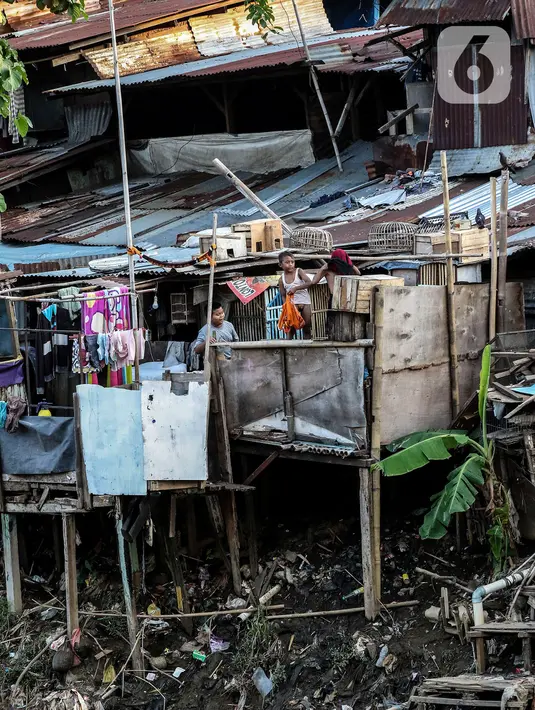 Anak-anak bermain di bantaran sungai Ciliwung, Pemukimannya, Manggarai, Jakarta, Selasa (29/9/2020). Dimana kemiskinan kemungkinan akan naik sekitar 3,02 hingga 5,71 juta orang Dan pengangguran meningkat kurang lebih 4-5,23 juta orang, saat Indonesia masuk resesi. (Liputan6.com/Johan Tallo)