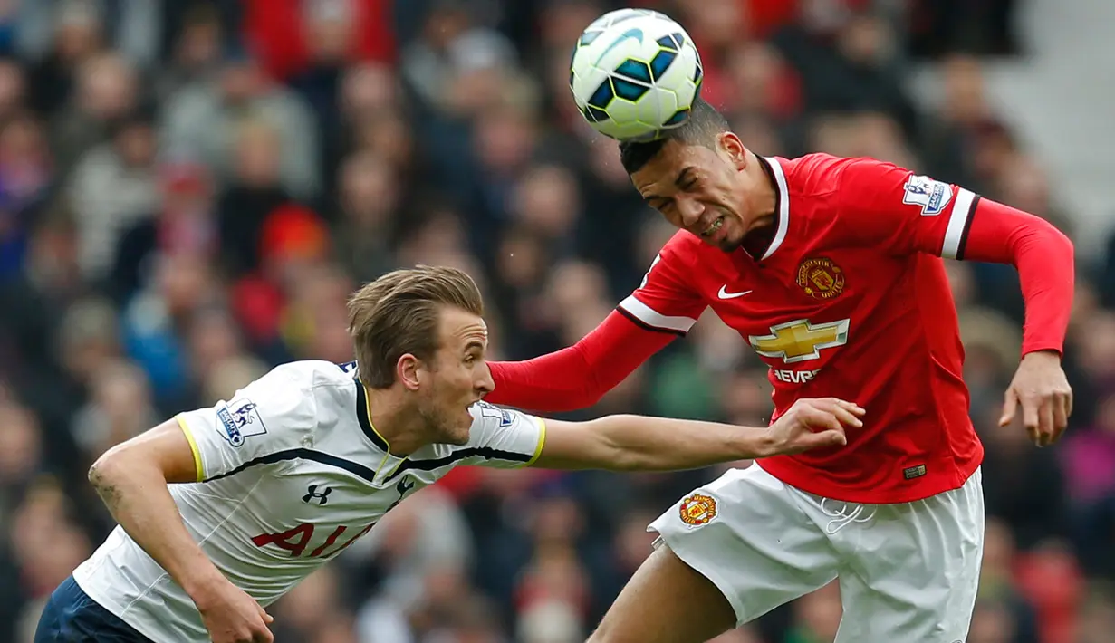 Duel panas terjadi di laga Liga Premier Inggris antara Manchester United dengan Tottenham Hotspur di Stadion Old Trafford, Inggris  (15/3/15 ). Manchester United menang 3-0 atas Tottenham Hotspur. (Reuters/Carl Recine) 
