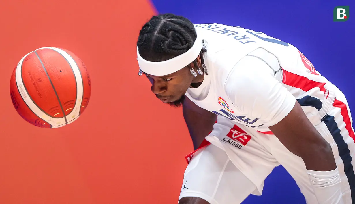 Pebasket Prancis, Sylvain Francisco berusaha menjangkau bola saat laga Grup G Piala Dunia FIBA 2023 melawan Iran di Indonesia Arena, Senayan, Jakarta, Kamis (31/08/2023). (Bola.com/Bagaskara Lazuardi)