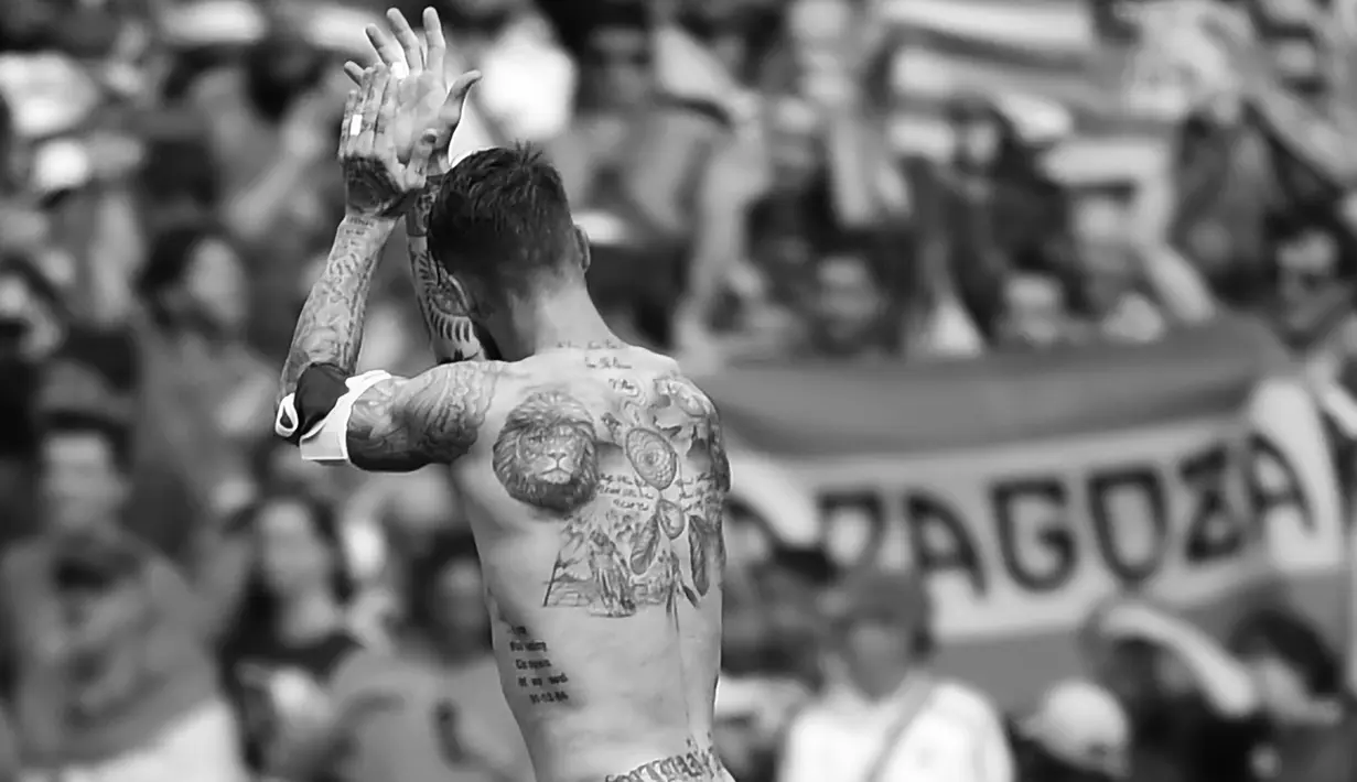 Selain memiliki tato Singa, Sergio Ramos memiliki tato angka 35,90,32 dan 19 di jari kirinya, angka 32 dan 35 adalah jersey Ramos di Sevilla, 19 adalah usianya memulai karir pro, dan 90 adalah menit akhir Ramos mencetak gol. (AFP/Remy Gabalda)