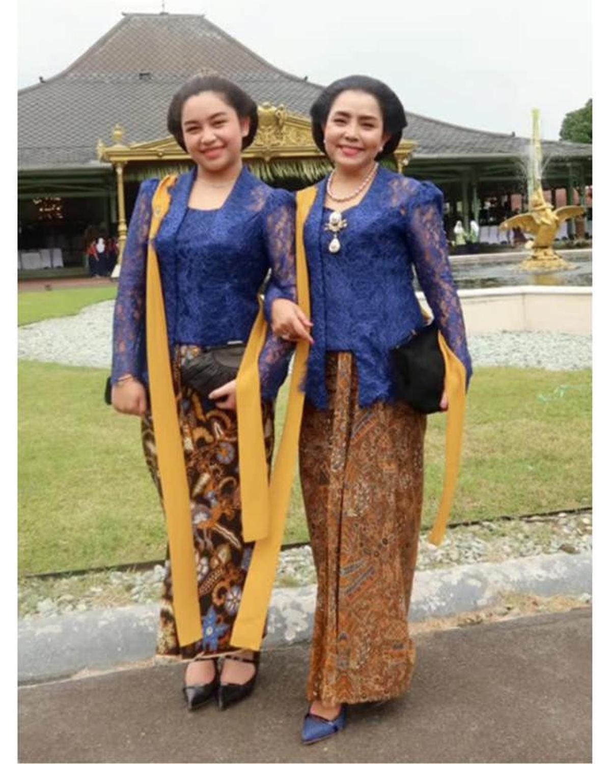 6 Potret Mayangsari dan Khirani Trihatmodjo Kompak Pakai Kebaya Biru di Acara Solo