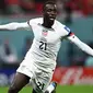 Penyerang Timnas Amerika Serikat Timothy Weah melakukan selebrasi setelah mencetak gol pertama timnya pada pertandingan sepak bola Grup B Piala Dunia Qatar 2022 antara Amerika Serikat dan Wales di Stadion Ahmad Bin Ali di Al-Rayyan, Doha, Qatar, Senin (21/11/2022). Pemilik nomor punggung 21 ini berhasil mencetak gol perdana bagi Amerika Serikat pada menit 36. (Jewel SAMAD/AFP)