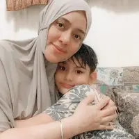 Potret Kebersamaan King Faaz dan Ibundanya. (Sumber: Instagram/kingfaazarafiqreal)