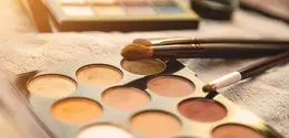 Tampilan natural biasanya dibangun dari penggunaan base makeup yang ringan (Sumber: Pexels.com)