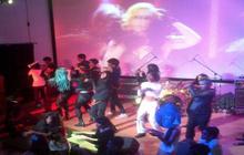Little Monster beraksi bersama wayang dan kecak