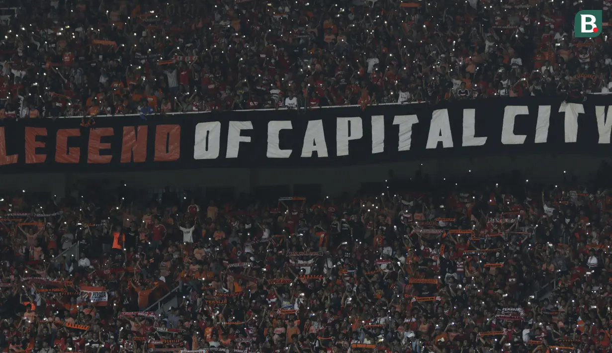 Suporter Persija, The Jakmania, memberikan dukungan saat melawan Persela pada laga Liga 1 di SUGBK, Jakarta, Selasa (20/11). Persija menang 3-0 atas Persela. (Bola.com/Vitalis Yogi Trisna)