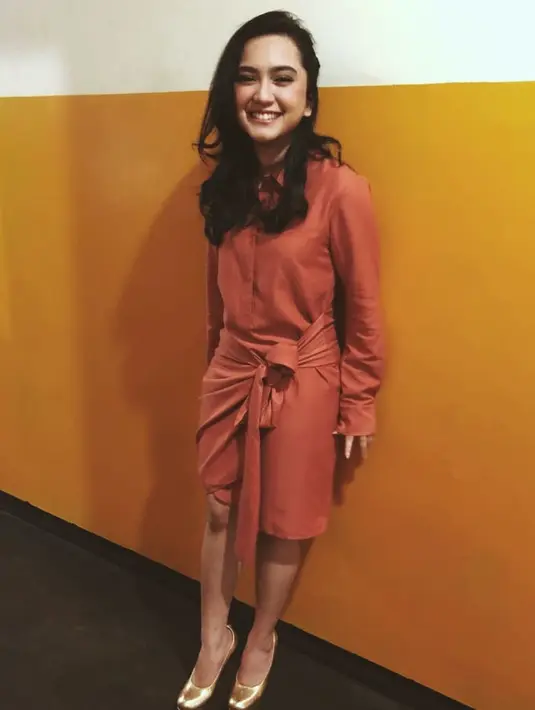 Hanya mengenakan dress berwarna oranye dan dipadukan dengan stiletto putih penampilan Amanda begitu memesona. Lalu rambutnya yang panjang dibiarkan terurai dan hanya dijepit di bagian sisi kiri. Cantik banget kan? (Instagram/auroramanda95)