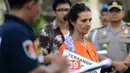 WN Australia, Sara Cannor menunggu instruksi petugas saat rekonstruksi pembunuhan polisi, Aipda Wayan Sudarsa, di Pantai Legian, Kuta, Rabu (31/8). David James Taylor dan Sara memperagakan 68 adegan rokonstruksi di tiga lokasi. (AFP PHOTO/SONNY Tumbelaka)