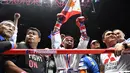 Petinju Filipina Manny Pacquiao menyapa penonton saat bersiap bertanding pada kelas welter versi WBA melawan petinju Argentina, Lucas Matthysse di Axiata Arena di Kuala Lumpur, Malaysia (15/7). (AFP Photo/Mohd Rasfan)