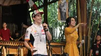 Pembalap Repsol Honda, Marc Marquez (kiri) bersama salah satu presenter cantik asal Bandung. (Istimewa)