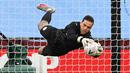 2. Ederson Moraes (Manchester City). Kiper asal Brasil berusia 27 tahun ini telah membuat 7 kali clean sheets dalam 14 penampilannya selama 1260 menit. (AFP/Justin Tallis/Pool)