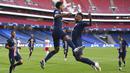 Pemain Paris Saint-Germain (PSG), Marquinhos dan Neymar, melakukan selebrasi usai mencetak gol ke gawang RB Leipzig pada laga semifinal Liga Champions di Stadion The Luz, Rabu (19/8/2020). PSG menang dengan skor 3-0. (David Ramos/Pool via AP)