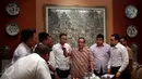 Akbar Tandjung saat menerima petisi dari kader muda partai golkar, Jakarta, Kamis (11/5). Petisi tolak hak angket telah ditandatangani sekitar 600 aktivis dan tokoh politik merupakan bentuk dukungan kepada KPK. (Liputan6.com/Johan Tallo) 