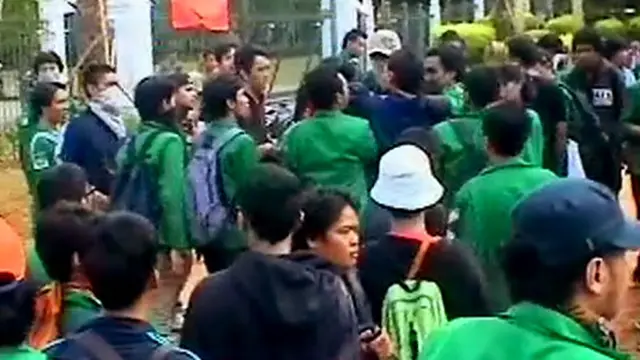[VIDEO] Protes Penyadapan Australia, Mahasiswa Bentrok Vs Polisi