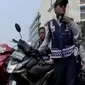 Satu persatu sepeda motor yang parkir sembarangan di kawasan Thamrin City, Jakarta Pusat dinaikkan petugas ke atas truk.