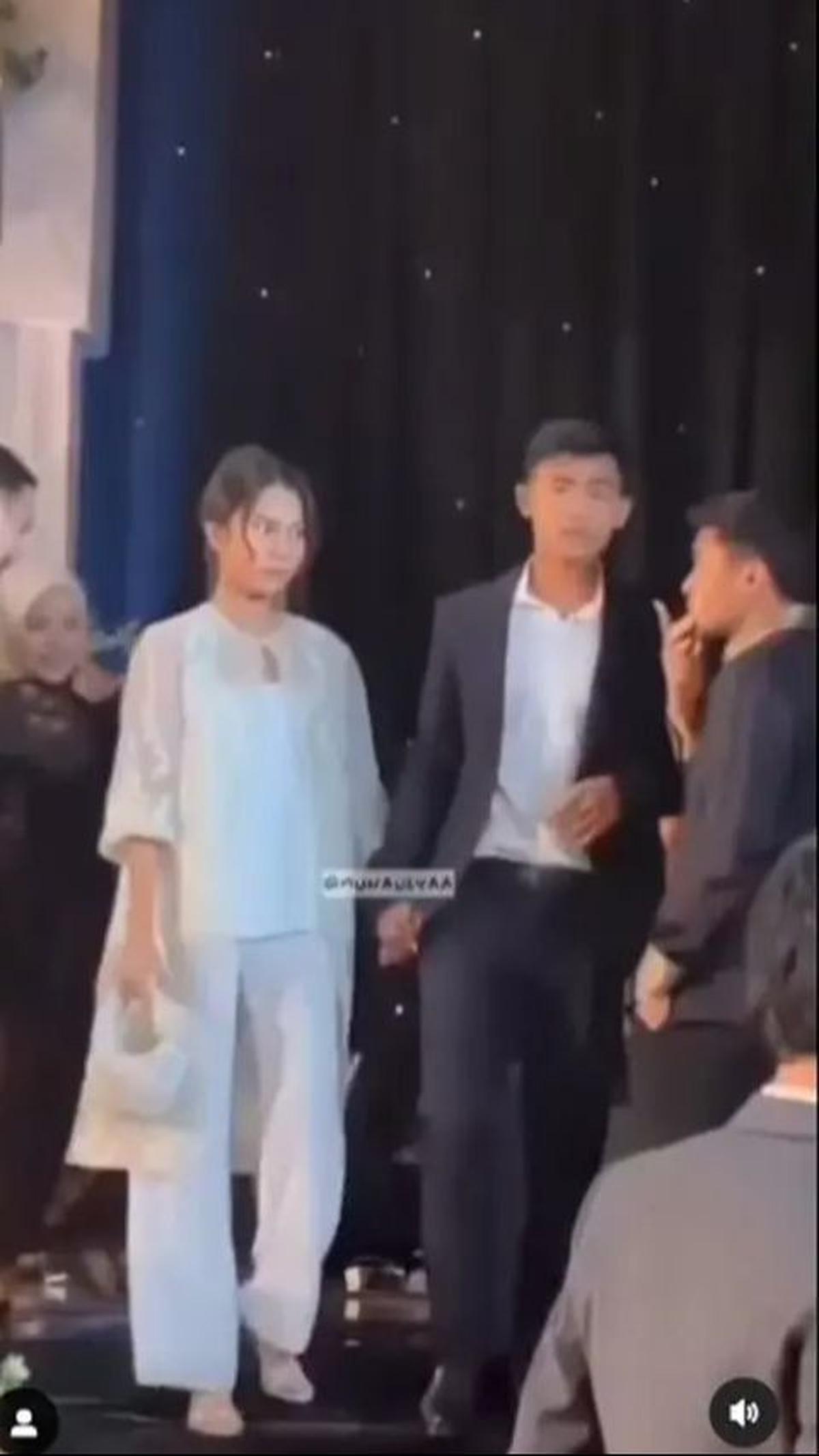 Foto kebersamaan mereka di pernikahan Egy Maulana dan Adiba menjadi perbincangan hangat di jagat media sosial.