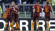 Para pemain AS Roma merayakan gol Edin Dzeko (2kiri) saat melawan Sampdoria pada laga Coppa Italia di di Roma Olympic stadium, Kamis (19/1/2017). Roma menang 4-0. (Angelo Carconi/ANSA via AP)
